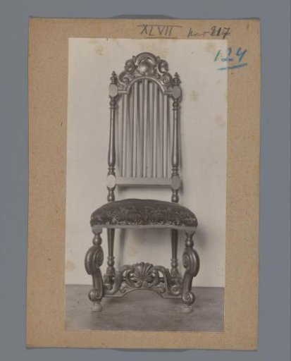 Walnut armchair decorated with S-volutes, acanthus leaves and a heart-shaped shield in the Rijksmuseum, Amsterdam