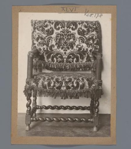 Armchair with serpentine legs (probably) in the Rijksmuseum, Amsterdam