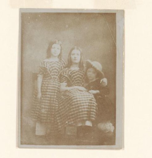 Photographic reproduction of a daguerreotype, family portrait of the children of A.G.M. Asser-Asser (Netje Asser): Rosa, Johanna and Carel