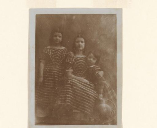 Photographic reproduction of a daguerreotype, family portrait of the children of A.G.M. Asser-Asser (Netje Asser): Rosa, Johanna and Carel
