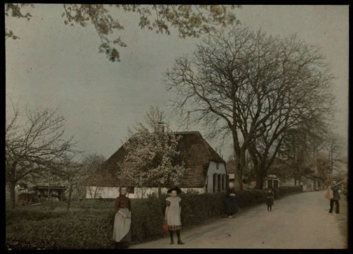 View of a farm on the Provincialeweg in Bunnik, with five figures on the road