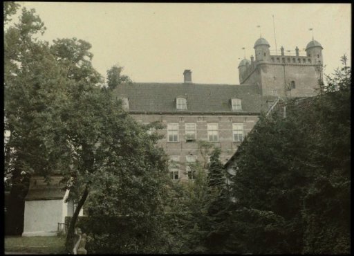 View of Huis Bergh at 's-Heerenberg, with a white gate building on the left