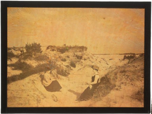 Tine (with hat) and an unknown woman seated in the dune