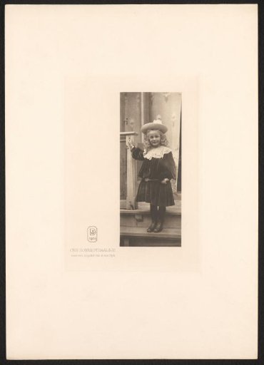Portrait of a girl, possibly Sophie van Dijk, daughter of the photographer