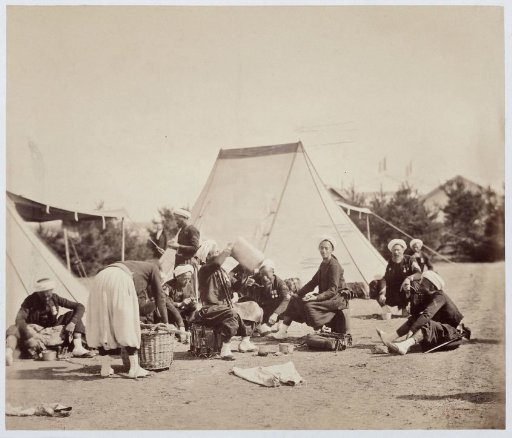 Zouaven van de Franse Keizerlijke Garde tijdens manoeuvres in het Camp de Châlons