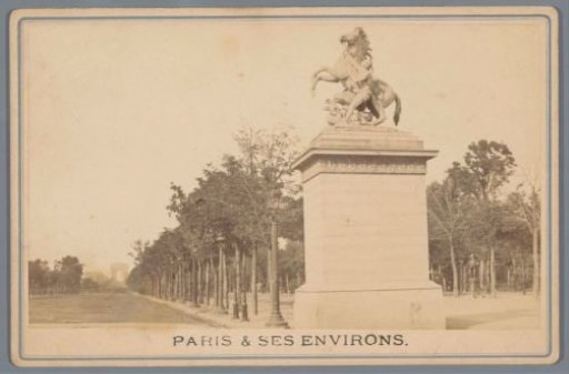 View of the Avenue de Champs-Elysées in Paris