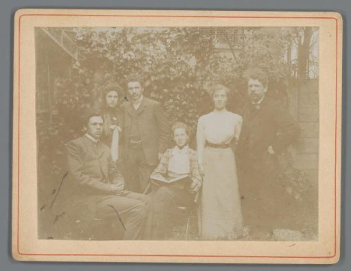 Portrait of Jacob and Tini Olie, Aagje, Jan, Toos and Wim in a garden