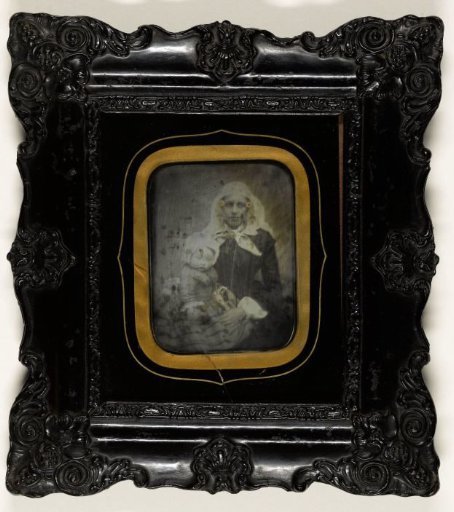 Portrait of Adriana Werner-Droogendijk with her first child, Catharina Lamberdina (*1854)