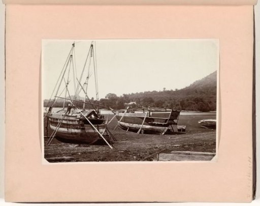 Prauw boats on the beach of Bandaneira