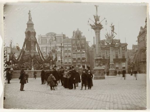 View of the Dam with the decorated statue 'De Eendracht', better known as 'Naatje van de Dam'