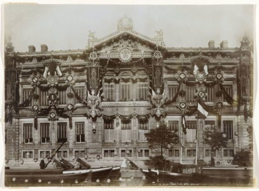 View of the Dutch Bank at Oude Turfmarkt 127, decorated for the inauguration of Queen Wilhelmina