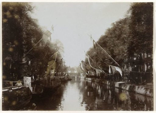 Decorated canal for the inauguration of Queen Wilhelmina, probably in Amsterdam