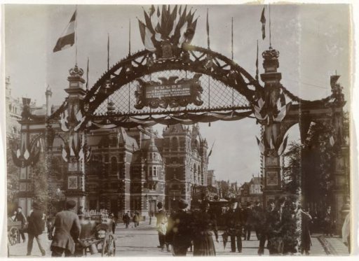 View of an arch of triumph on the bridge over the Singelgracht in front of the Leidseplein, for the inauguration of Queen Wilhelmina