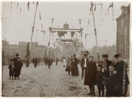 View of the Hogesluis and the Paleis voor Volksvlijt, decorated for the wedding of Queen Wilhelmina and Prince Hendrik