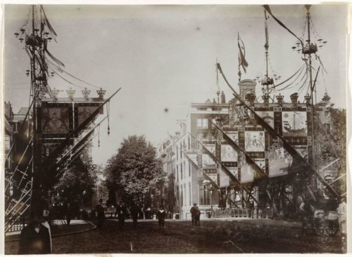 View of the Raadhuisstraat and the bridge over the Singel with decorations for the inauguration of Queen Wilhelmina