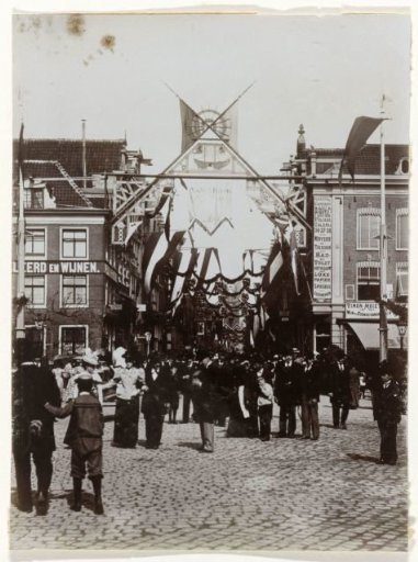 View of the decorated Utrechtsestraat from Frederiksplein, for the inauguration of Queen Wilhelmina