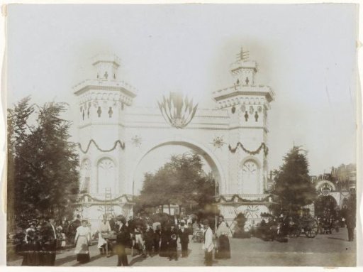 Arch of triumph at the Mauritskade for the inauguration of Queen Wilhelmina, seen from the Von Zesenstraat