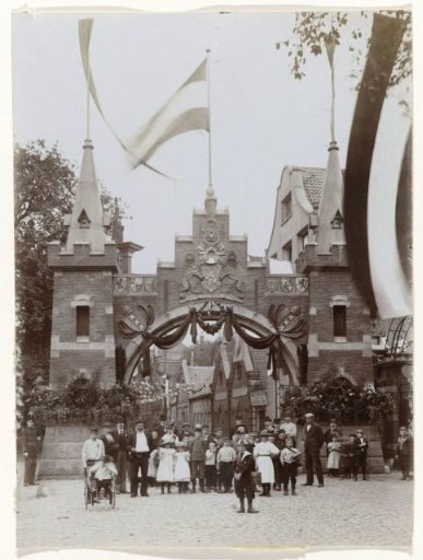 Arch of triumph at Bickersplein near the Grote Bickersstraat, for the inauguration of Queen Wilhelmina