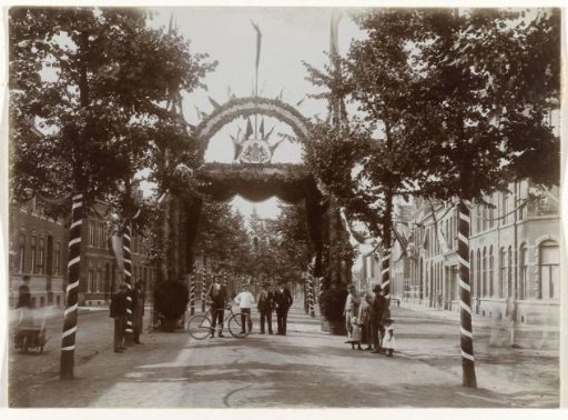 Decorated street for the inauguration of Queen Wilhelmina, possibly the Hooglandse Kerkgracht in Leiden