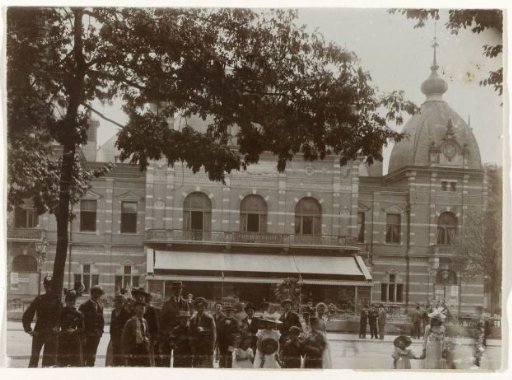 View of the Musis Sacrum in Arnhem, with several spectators in the foreground