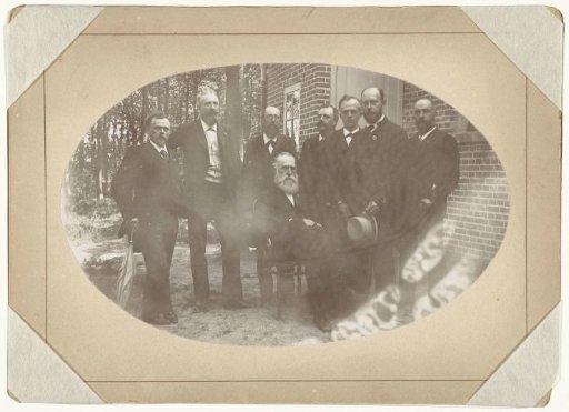 Group portrait of members of the Monday Evening Society: Snellen, Doyer, Ekama, Van Mourik, Van der Plaats, Lorié, Koldewijn and Van Esveld