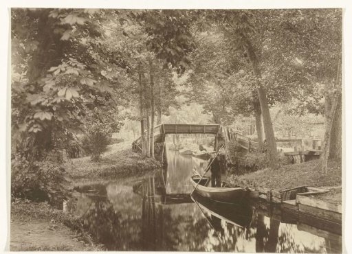 Man Rowing a Punt in Giethoorn