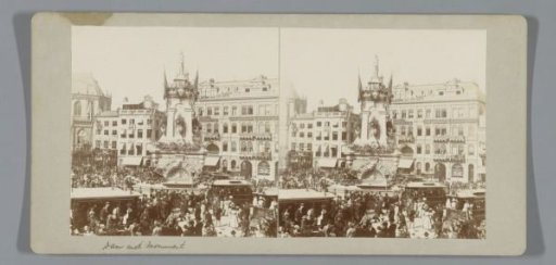 Crowd on the Dam around the statue 'De Eendracht', better known as 'Naatje van de Dam', decorated for the inauguration of Queen Wilhelmina, Amsterdam