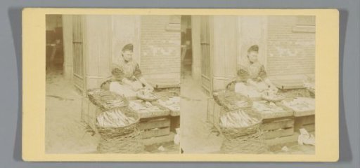 A woman cleaning fish for the fish market on the Nieuwmarkt, Amsterdam