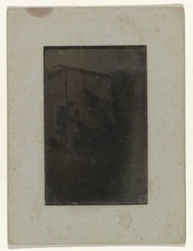 Group portrait of four unknown people in front of a beach house at Valkeveen
