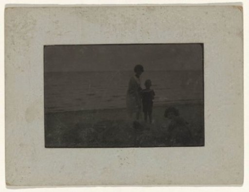 Portrait of an unknown woman with two young children on the beach, probably at Valkeveen
