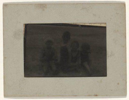 Group portrait of four unknown sitting children, probably on the beach at Valkeveen