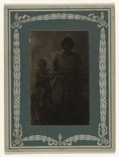 Portrait of a woman, probably Catharina Maria Groennou with Ben or Daan Ochse on a bicycle