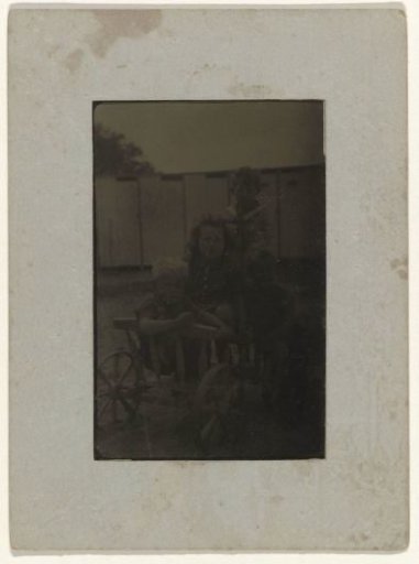 Four children in a cart, possibly Koosje, Daan and Ben Ochse