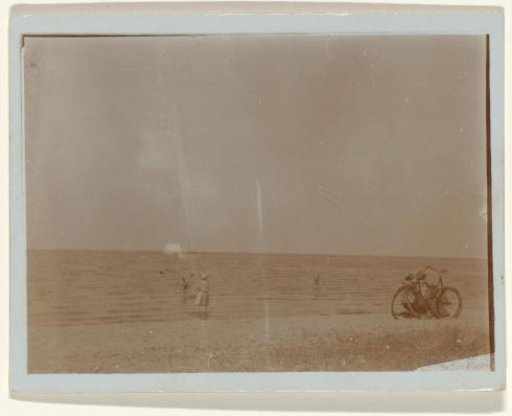 Beach at Valkeveen with people wading in the water