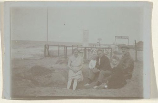 Five people on the beach at Valkeveen, including Catharina Maria Groennou and Daan and Ben Ochse