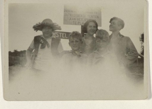 Portrait of Koosje, Ben and Daan Ochse and two unknown people on the beach at Valkeveen