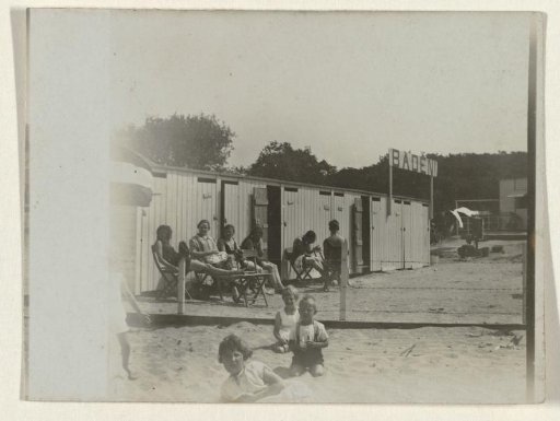 Bathing guests at De Wijde Blik on the beach at Valkeveen