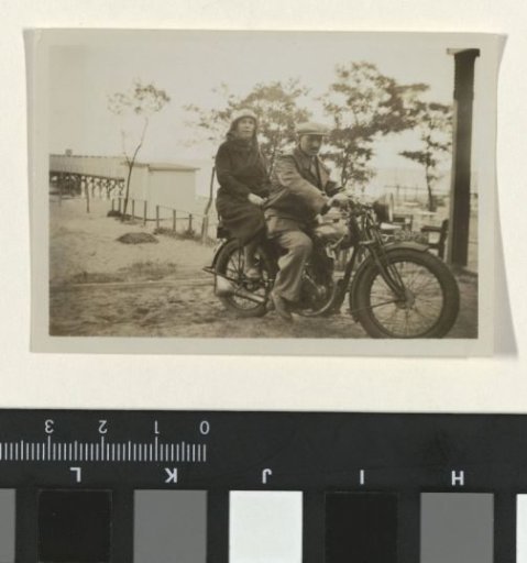 Wilhelm Ochse and Catharina Maria Groennou on a motorcycle on the beach at Valkeveen