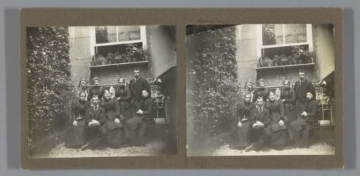 Group portrait in the garden of presumably Singel 256 in Amsterdam