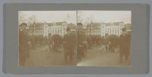 Horse market in Utrecht, with Magazijn Voorwaarts at Lange Viestraat 40 in the distance