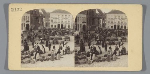 Market scene on the market in Sittard with the former Town Hall on the left, and in the background watchmaker H. Gerversman and café-restaurant-lodging Jos l'Ortije-Bergmans