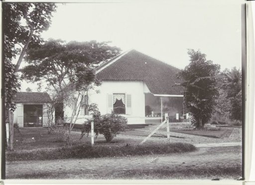 Large house at the sugar enterprise Nieuw Tersana, Cheribon, former Dutch East Indies