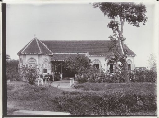 Large house on the sugar enterprise Nieuw Tersana, Cheribon, former Dutch East Indies