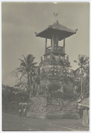 Small temple in the form of a tower with nine statues on each side of the square temple