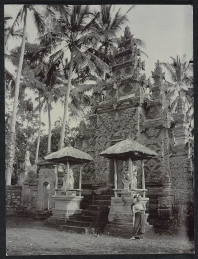An inner gate in a pura between Badung and Toba