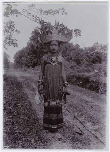 Portrait of a young woman in traditional clothing from Lampong