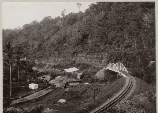Railway and a railway bridge over a river in the Anaikloof