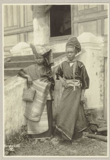 Portrait of an unknown Minangkabau boy and girl in traditional clothing in Batipuh