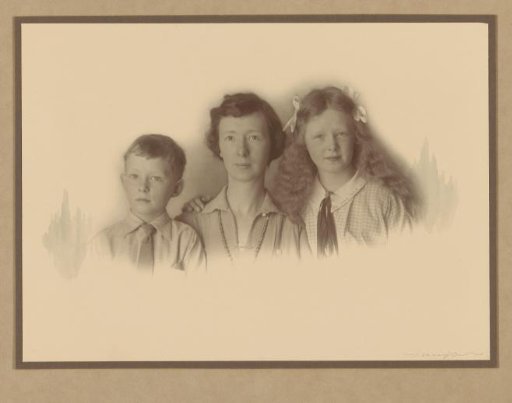 Portrait of presumably J.H. Marmelstein with children