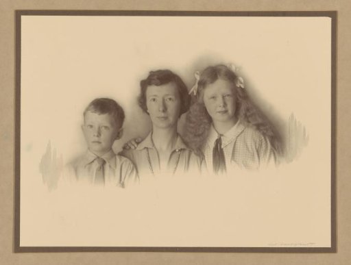 Portrait of presumably J.H. Marmelstein with children